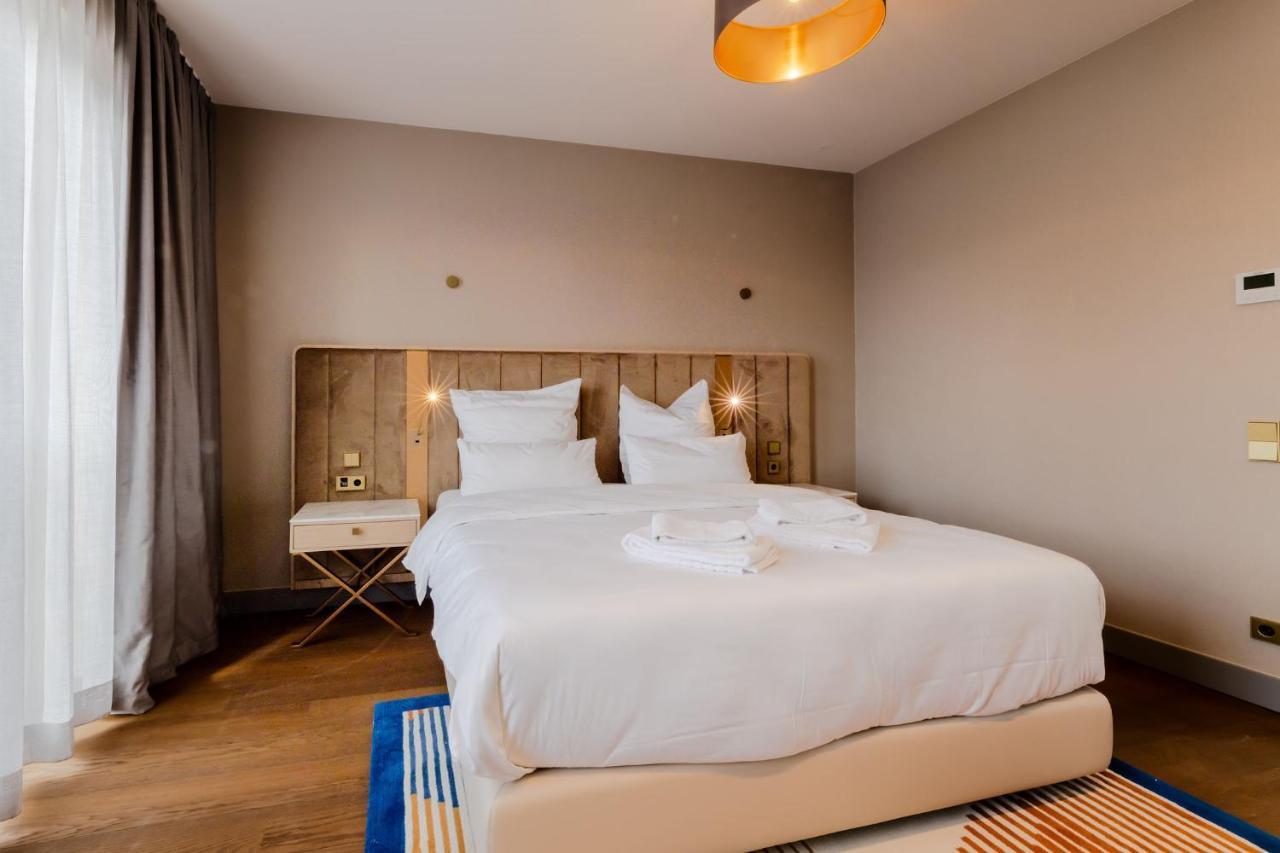 Fourty Three Luxury Serviced Apartments Dusseldorf Exterior photo A bedroom at the hotel