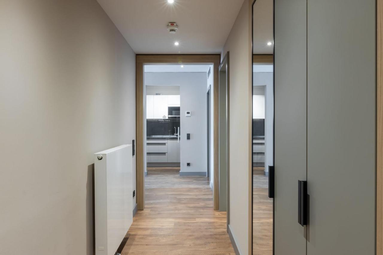 Fourty Three Luxury Serviced Apartments Dusseldorf Exterior photo A corridor in a modern apartment