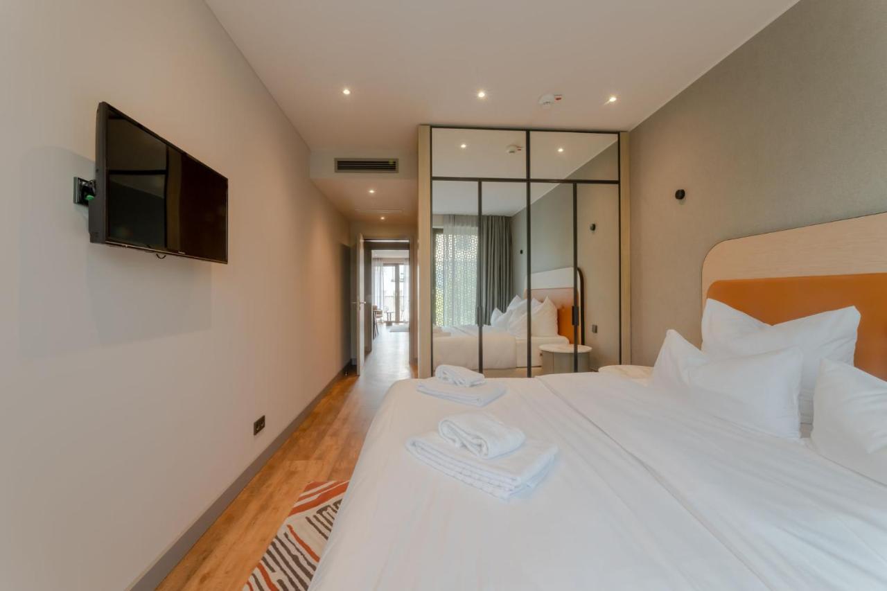 Fourty Three Luxury Serviced Apartments Dusseldorf Exterior photo A room at the hotel