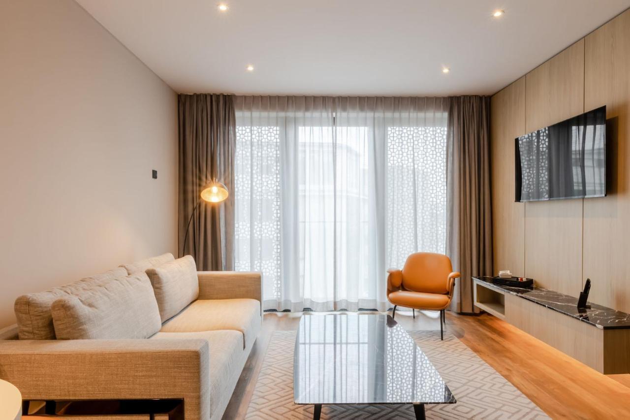 Fourty Three Luxury Serviced Apartments Dusseldorf Exterior photo A living room in a serviced apartment in London