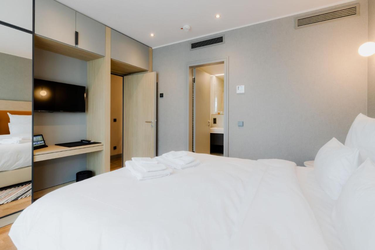 Fourty Three Luxury Serviced Apartments Dusseldorf Exterior photo A room at the hotel