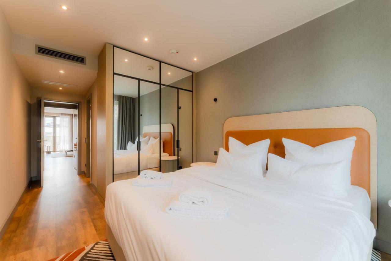 Fourty Three Luxury Serviced Apartments Dusseldorf Exterior photo A bedroom at the hotel
