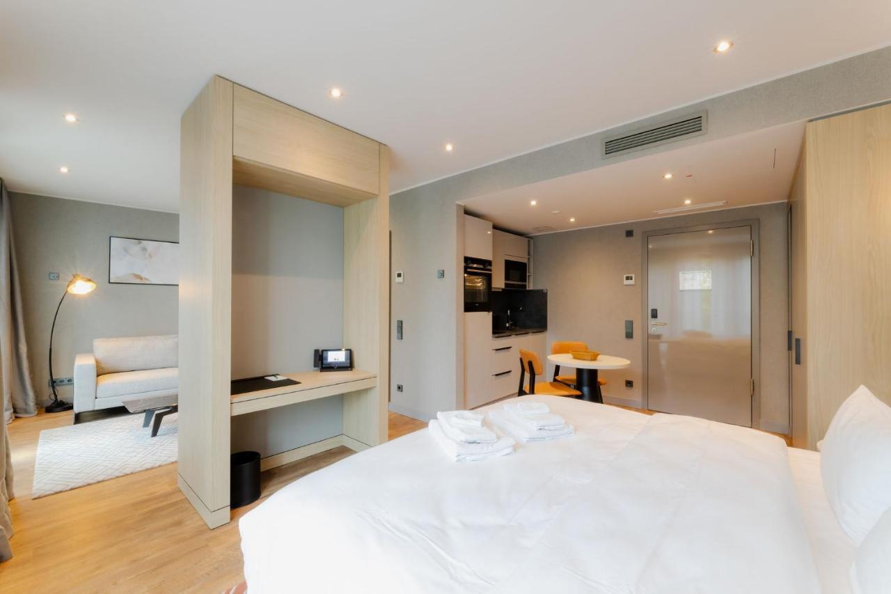 Fourty Three Luxury Serviced Apartments Dusseldorf Exterior photo A typical room at the hotel