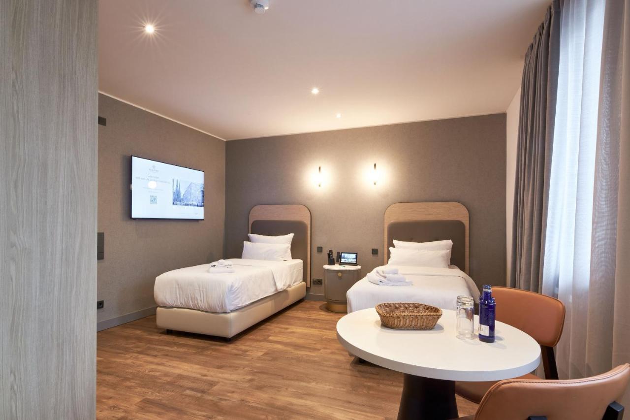 Fourty Three Luxury Serviced Apartments Dusseldorf Exterior photo A room at the hotel