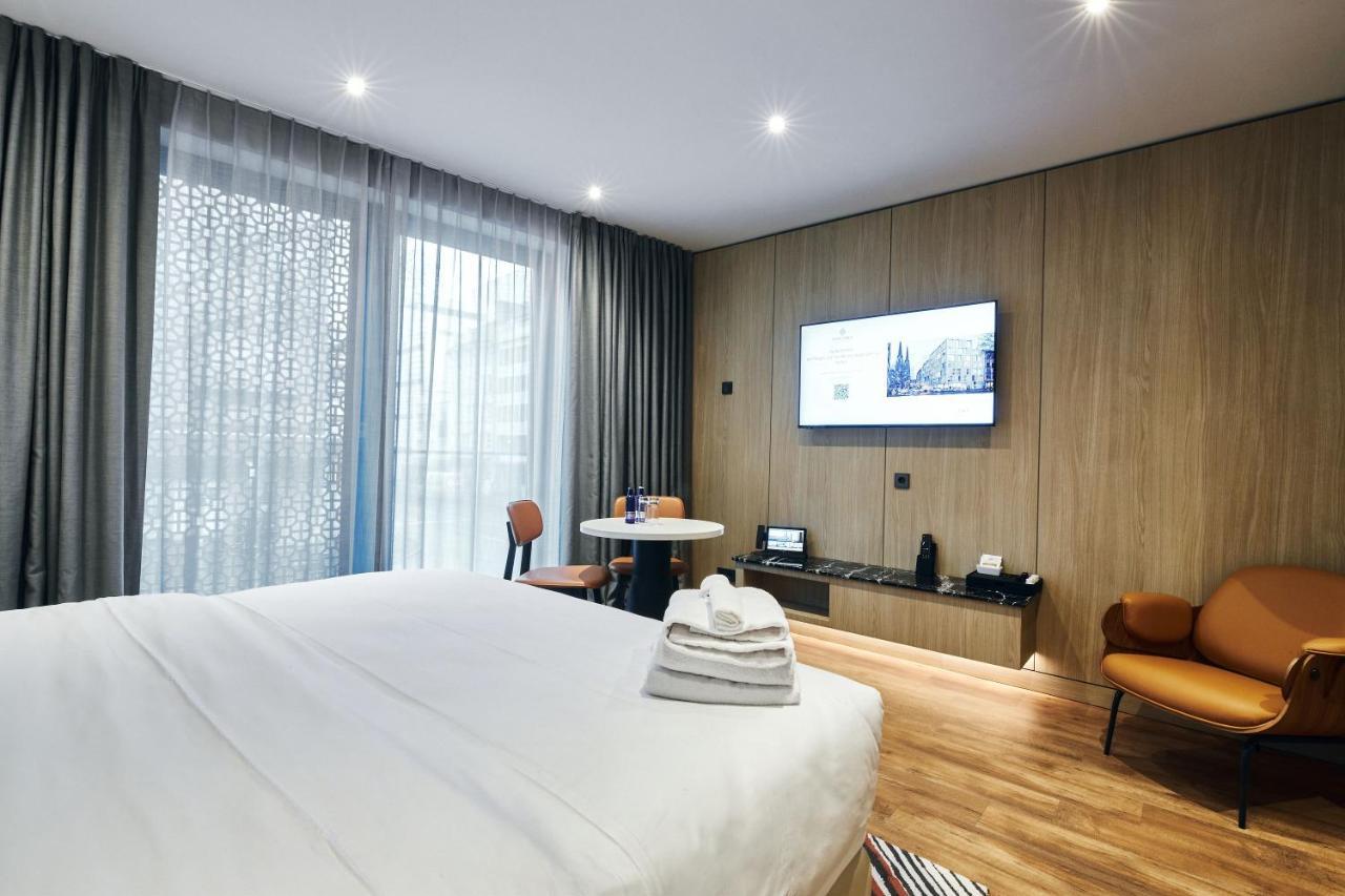 Fourty Three Luxury Serviced Apartments Dusseldorf Exterior photo Deluxe Room